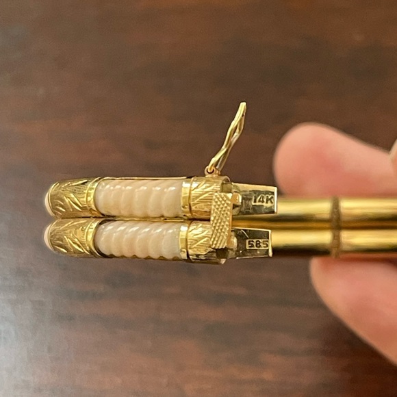 Solid 14K yellow gold & carved natural angel skin coral hinged bangle bracelet - Picture 6 of 12